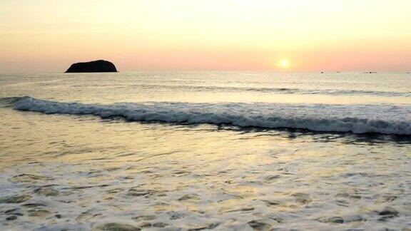 日落时海滩和海浪的全景照片