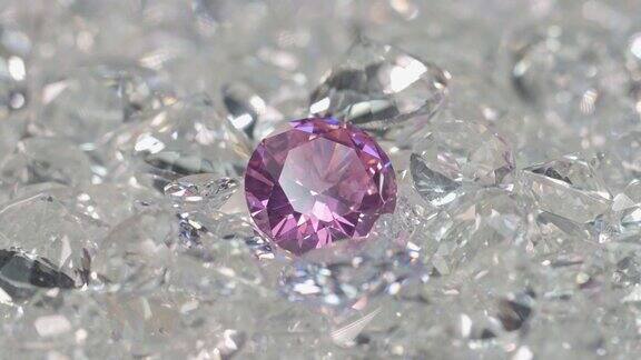 一堆白色钻石上的粉色钻石