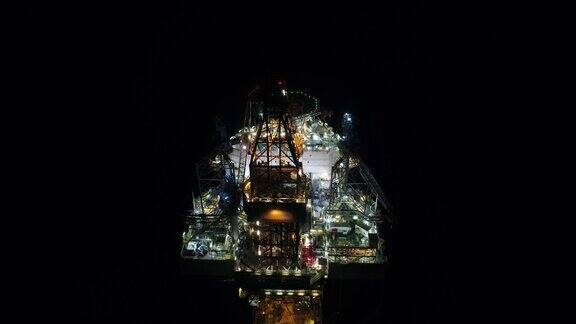 航拍近海石油平台近距离工作的夜晚时间