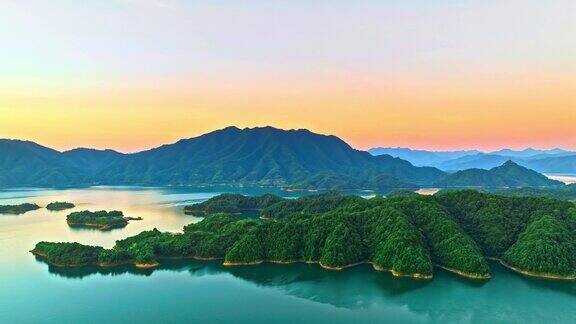 千岛湖在杭州日出时的航拍镜头