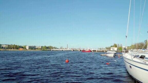 爱沙尼亚塔林海港的蓝色海水