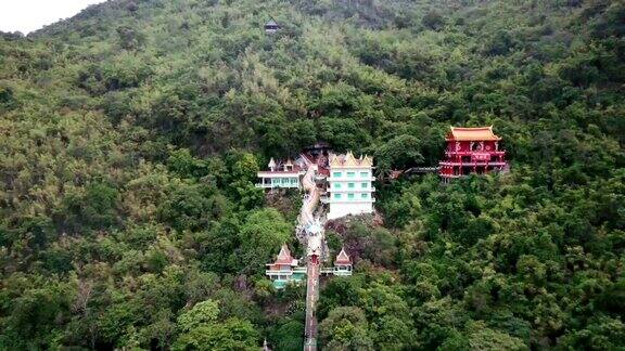 龙像与寺庙和红色神社在热带雨林的山在WatBanTham