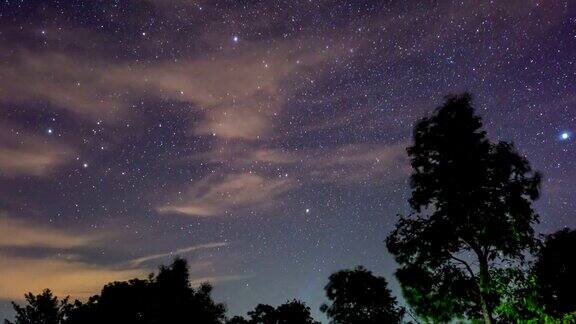 热带森林的夜空与移动的星星