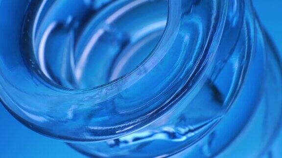 慢动作蓝色液体在螺旋管内流动