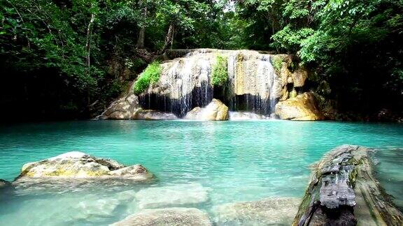 滑车瀑布在丛林与美丽的翠绿色的水