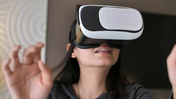 女性佩戴VR眼镜