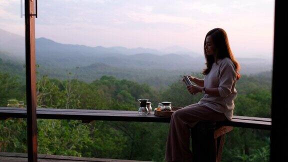 早上在美丽的自然风景下一个女人准备做滴滤咖啡