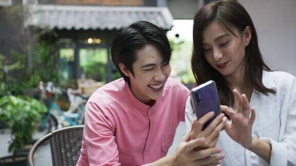 年轻的亚洲情侣喜欢在一起度过快乐时光