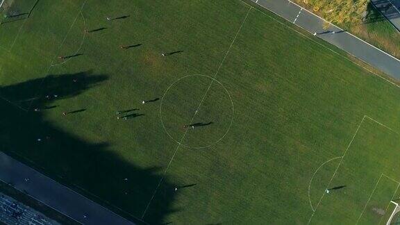 空中无人机视频足球运动员在场上旋转射门