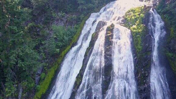 上升无人机拍摄钻石溪瀑布和阳光照射俄勒冈州最远处