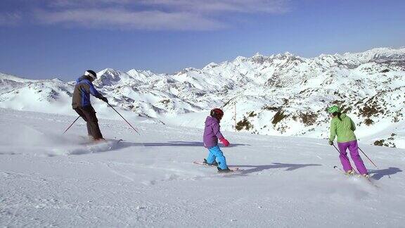 爸爸妈妈教女儿滑雪