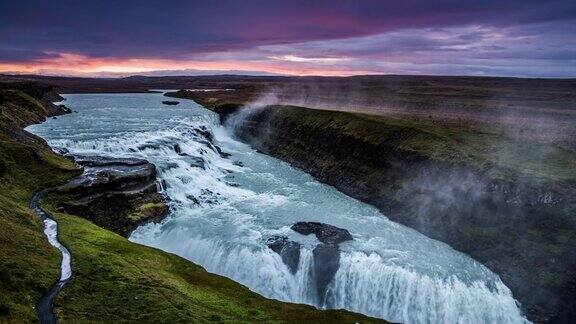 日出时冰岛的海湾瀑布