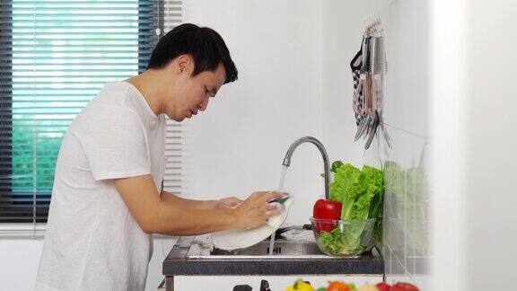 压力大的年轻人在家里厨房的水槽里洗蔬菜