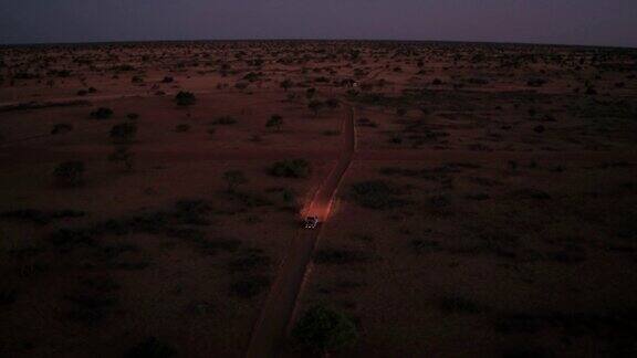 一个孤独的人在夜晚驾车穿过喀拉哈里沙漠