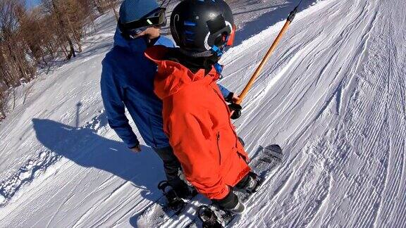 在一个阳光明媚的日子里朋友们在滑雪缆车上骑着滑雪板爬坡