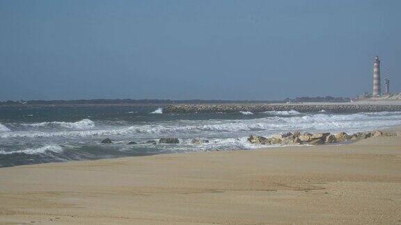 美丽的海洋沙滩与蓝色的海浪翻滚到海岸一些岩石呈现