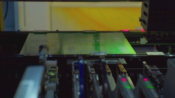 高科技的生产用于电子制造的现代工业机器人制造复杂的印刷电路板特写镜头
