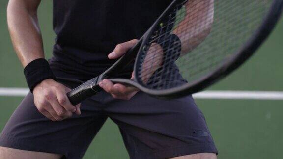 在硬地上拿网球拍的网球运动员
