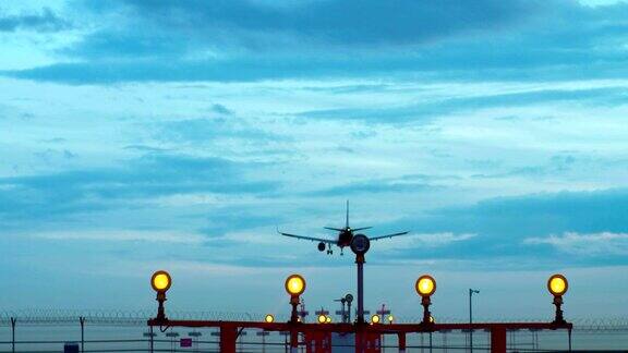 客机在日落时分降落在机场