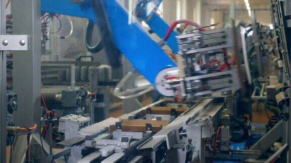 自动化机器在工厂的传送带上制造纸箱