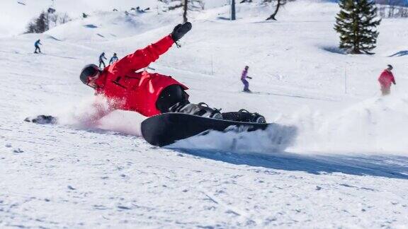 滑雪者在滑雪坡道上转弯时身后留下一团粉末状的雪