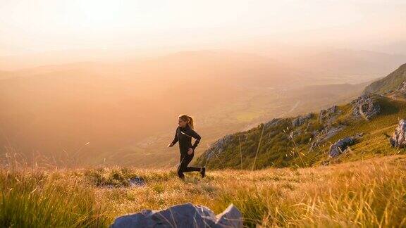 女性运动员保持健康的生活方式在山上跑步