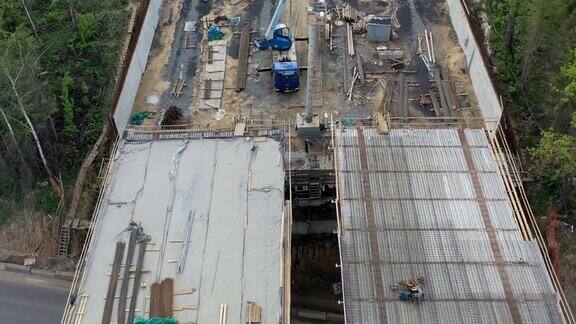 公路建设桥梁跨越运河沼泽铁路和公路轨道