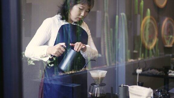 咖啡师制作咖啡滴与倒热水摩卡壶酿造的咖啡滴与老式设备