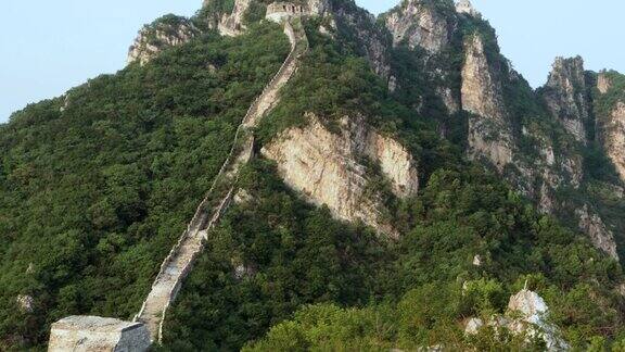 倾斜镜头显示遥远的中国长城剑口段靠近北京中国