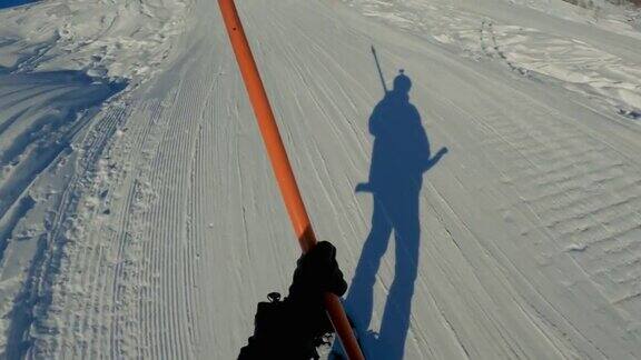 带着滑雪板在滑雪缆车上的POV人:阴影
