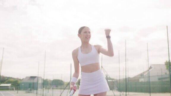 一名年轻女子打网球并为之欢呼的4k视频片段
