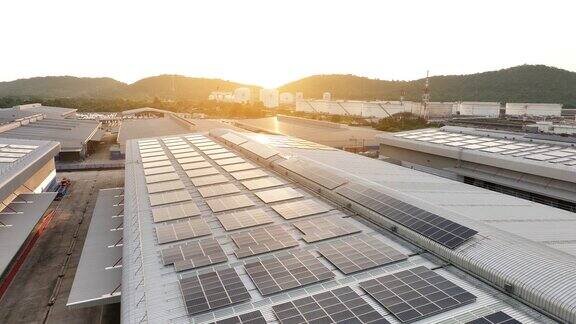 仓库工厂的俯视图太阳能电池板工业建筑屋顶太阳能光伏板系统电源或太阳能电池生产绿色生态电力可再生能源生产