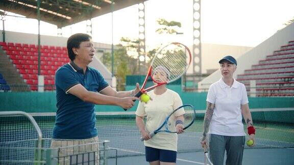 资深网球运动员一起练习网球