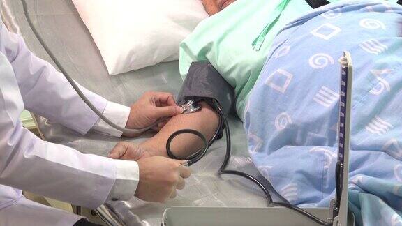 医生在病床上给病人测量血压