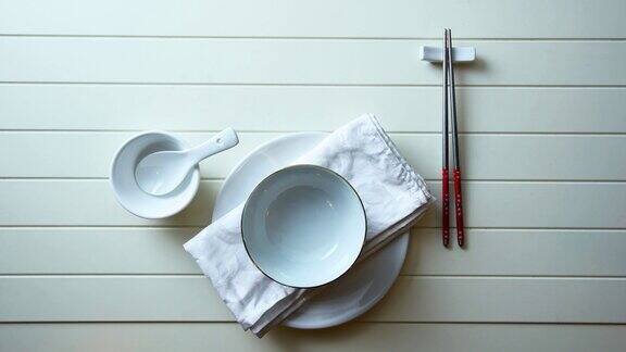 餐桌摆好筷子