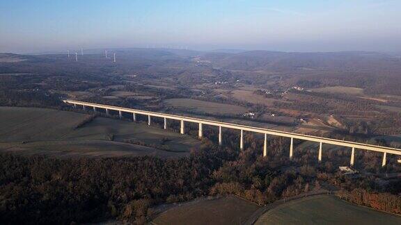 高铁高架桥无人机全景图俯瞰法国南部的群山