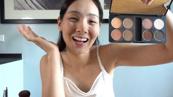 亚洲年轻女子博客录制视频与化妆在家在线影响者