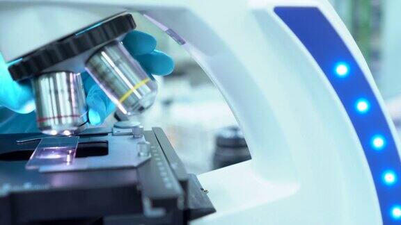 医学研究科学家在STEM现代实验室测试疫苗实验药物