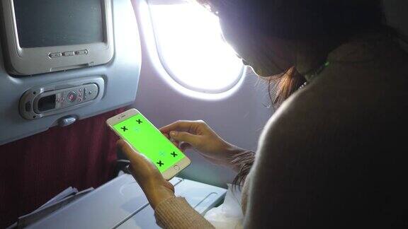 女性在飞机上使用智能手机