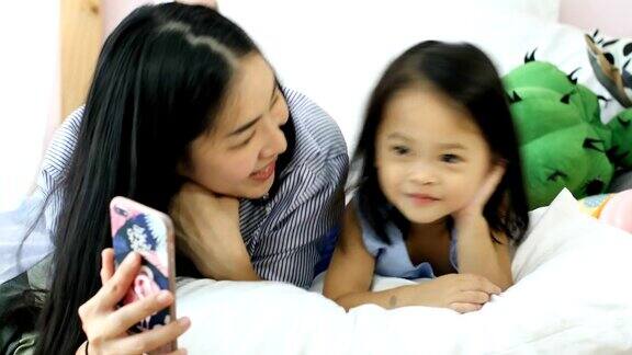 亚洲母女都喜欢玩智能手机
