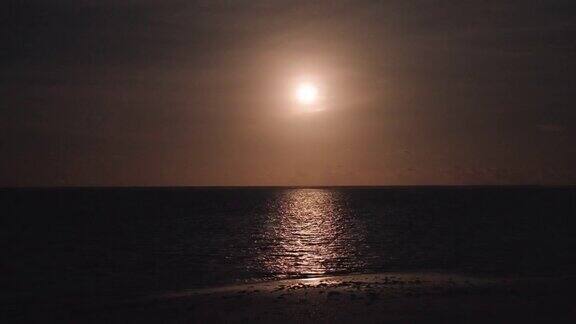 满月在平静的海面上