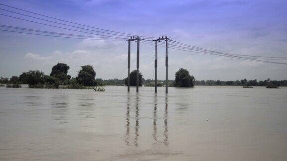 洪水淹没了田地和周围的电线杆