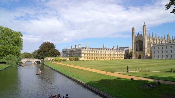 剑桥-英国大约:游客在英国剑桥的剑河游玩
