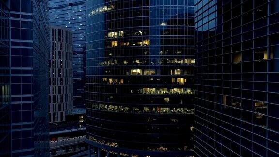 摩天大楼夜间的航拍镜头4k