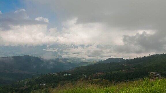 时间流逝:雾和云山山谷景观