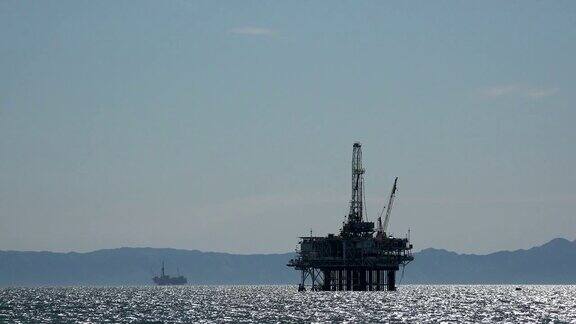 南加州海岸的海上石油钻井平台