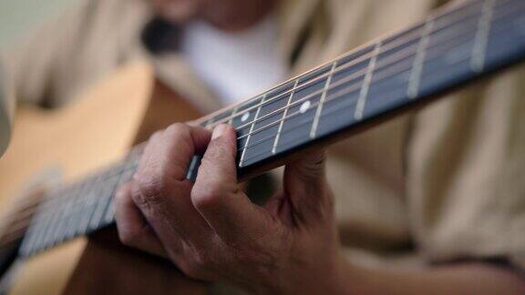 学吉他的老人