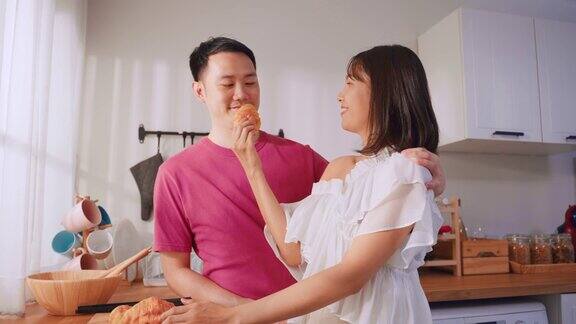 亚洲迷人的夫妇在家里的厨房里一起烤面包幸福的家庭美丽的男人和女人利用闲暇时间在家里做巧克力面包活动的关系