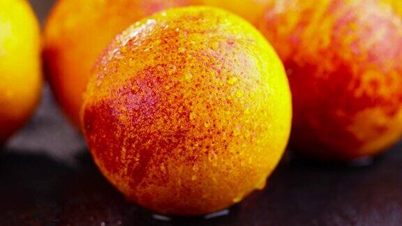 黄红色的橘子皮上覆盖着水滴