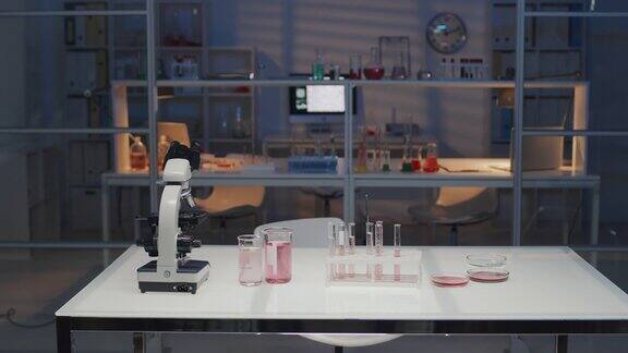 科学实验室内部与微生物学家的工作场所